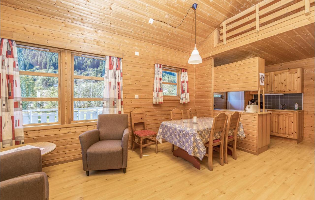Cozy Home In Fjaerland With House A Mountain View Exterior foto